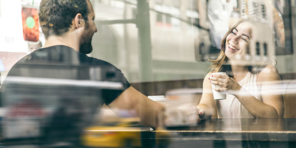 Singles in Wien bei einem Date im Café