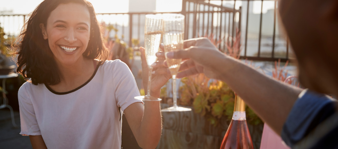 Pärchen stößt mit Sekt an