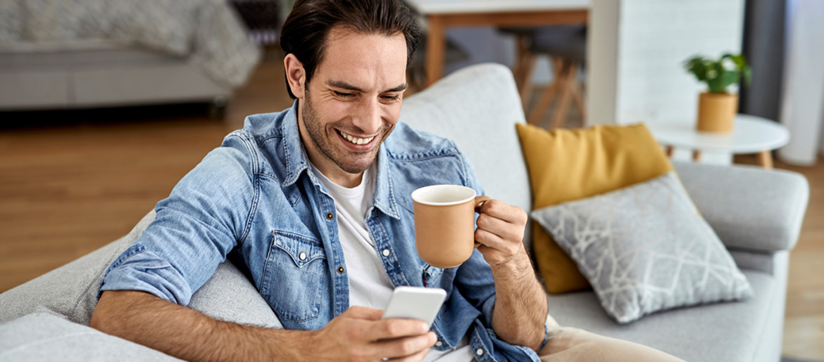 Mann mit Kaffee beim Video-Date